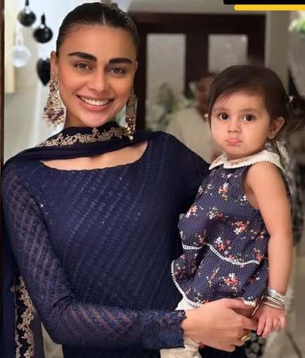 Sadaf Kanwal with daughter